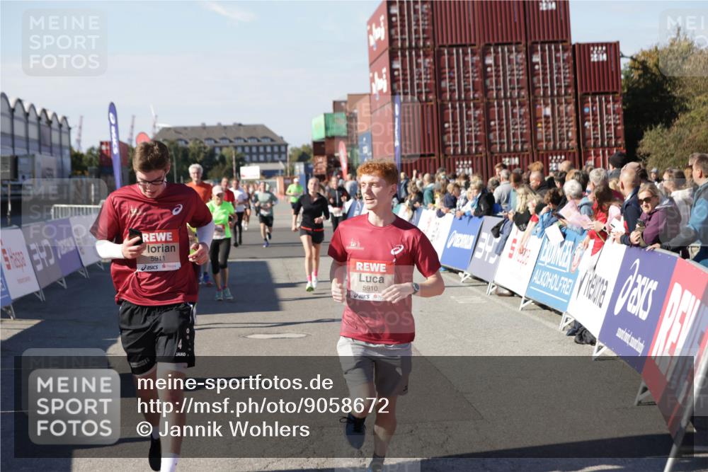 03.10.2025 - Köhlbrandbrückenlauf Jannik Wohlers http://msf.ph/oto/9058672 03.10.2025 13:12:01 Ziel 4100, 4101, 4176, 4468, 4685, 5396, 5426, 5856, 5910, 5911, 5927, 6033, 6048, 6049, 6184, 6763, 6796 meine-sportfotos.de