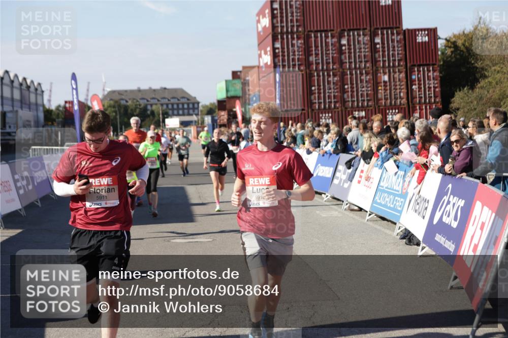 03.10.2025 - Köhlbrandbrückenlauf Jannik Wohlers http://msf.ph/oto/9058684 03.10.2025 13:12:01 Ziel 4100, 4101, 4176, 4468, 4685, 5396, 5426, 5856, 5910, 5911, 5927, 6033, 6048, 6049, 6184, 6763, 6796 meine-sportfotos.de