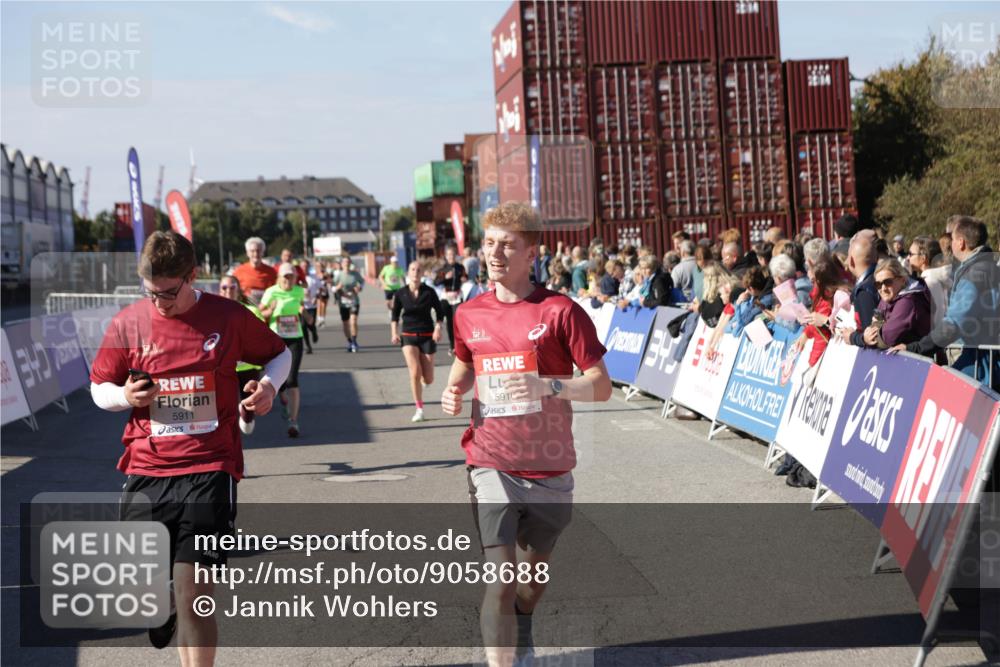 03.10.2025 - Köhlbrandbrückenlauf Jannik Wohlers http://msf.ph/oto/9058688 03.10.2025 13:12:01 Ziel 4100, 4101, 4176, 4468, 4685, 5396, 5426, 5856, 5910, 5911, 5927, 6033, 6048, 6049, 6184, 6763, 6796 meine-sportfotos.de