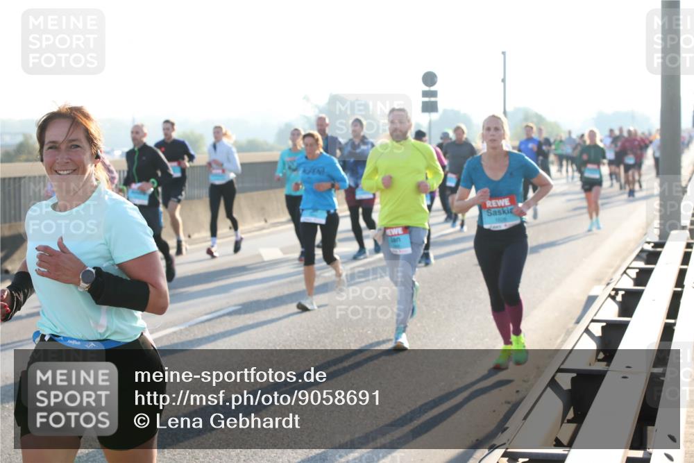 03.10.2025 - Köhlbrandbrückenlauf Lena Gebhardt http://msf.ph/oto/9058691 03.10.2025 09:18:33 Position 1  meine-sportfotos.de