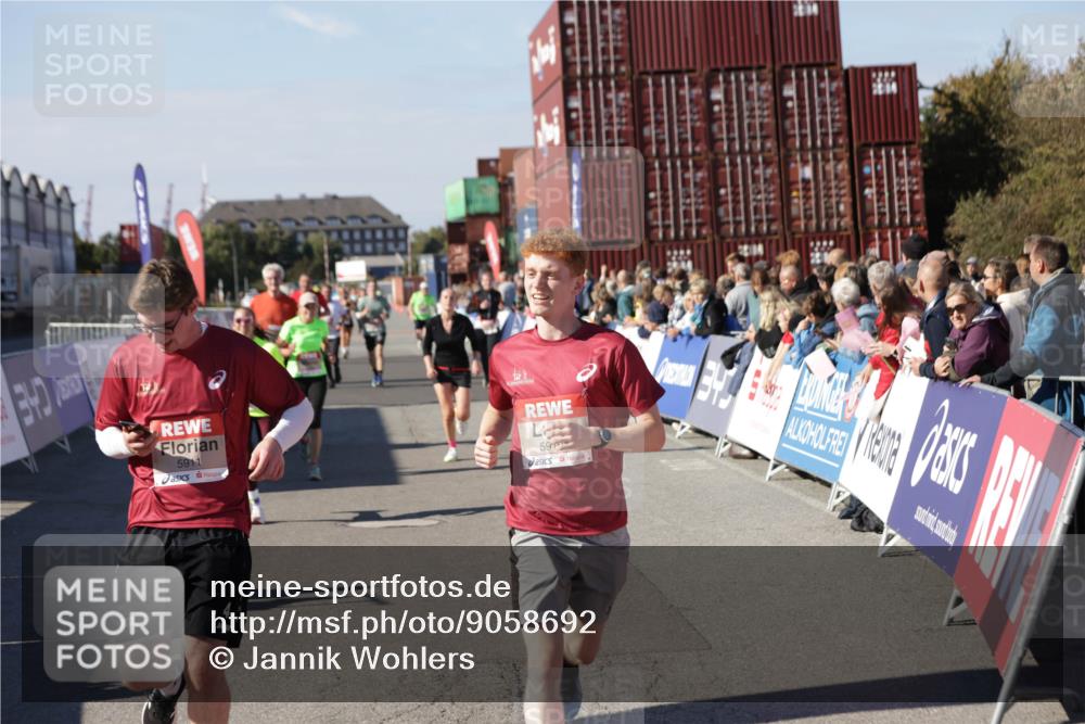 03.10.2025 - Köhlbrandbrückenlauf Jannik Wohlers http://msf.ph/oto/9058692 03.10.2025 13:12:01 Ziel 4100, 4101, 4176, 4468, 4685, 5396, 5426, 5856, 5910, 5911, 5927, 6033, 6048, 6049, 6184, 6763, 6796 meine-sportfotos.de