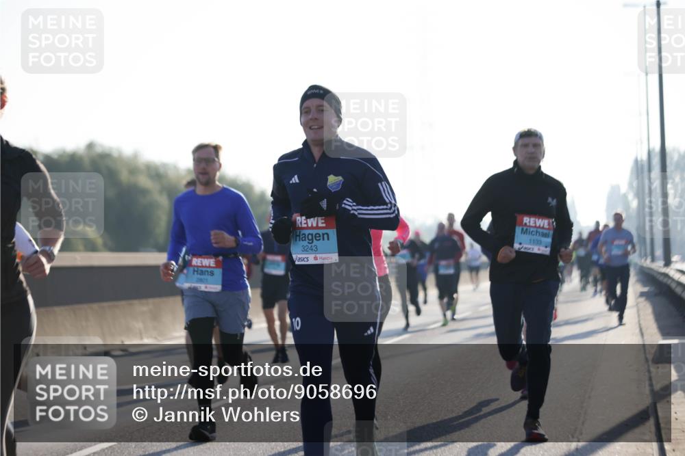 03.10.2025 - Köhlbrandbrückenlauf Jannik Wohlers http://msf.ph/oto/9058696 03.10.2025 09:14:07 Position 3 2801, 3243, 10, 1133 meine-sportfotos.de