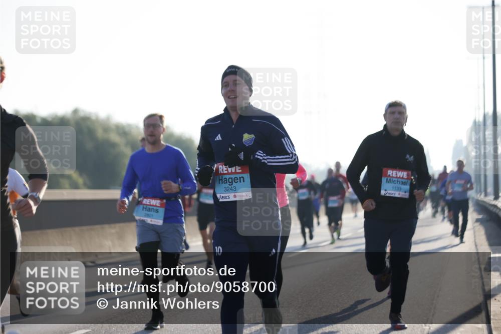 03.10.2025 - Köhlbrandbrückenlauf Jannik Wohlers http://msf.ph/oto/9058700 03.10.2025 09:14:07 Position 3 2801, 3243, 1133, 10 meine-sportfotos.de