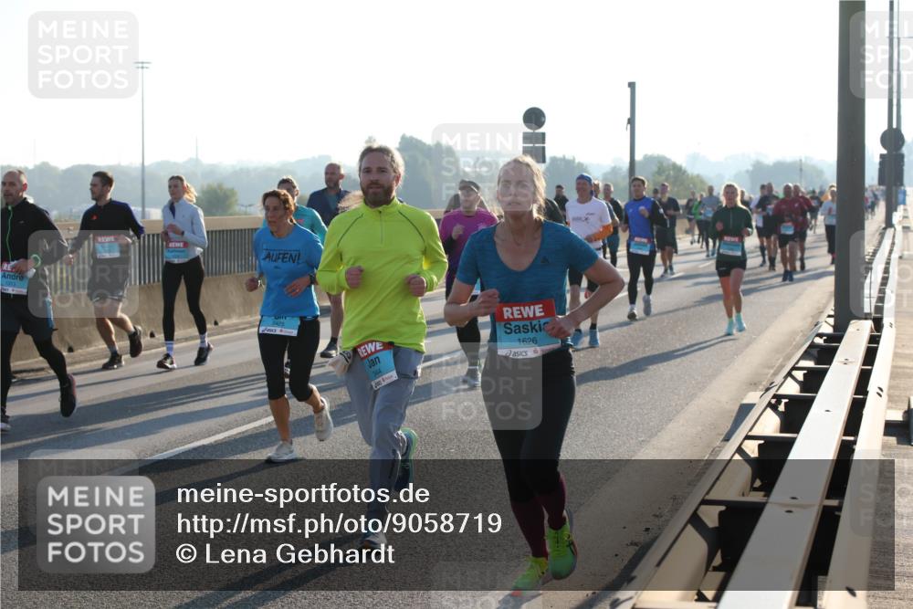 03.10.2025 - Köhlbrandbrückenlauf Lena Gebhardt http://msf.ph/oto/9058719 03.10.2025 09:18:34 Position 1 1313, 3425, 3444, 1626 meine-sportfotos.de
