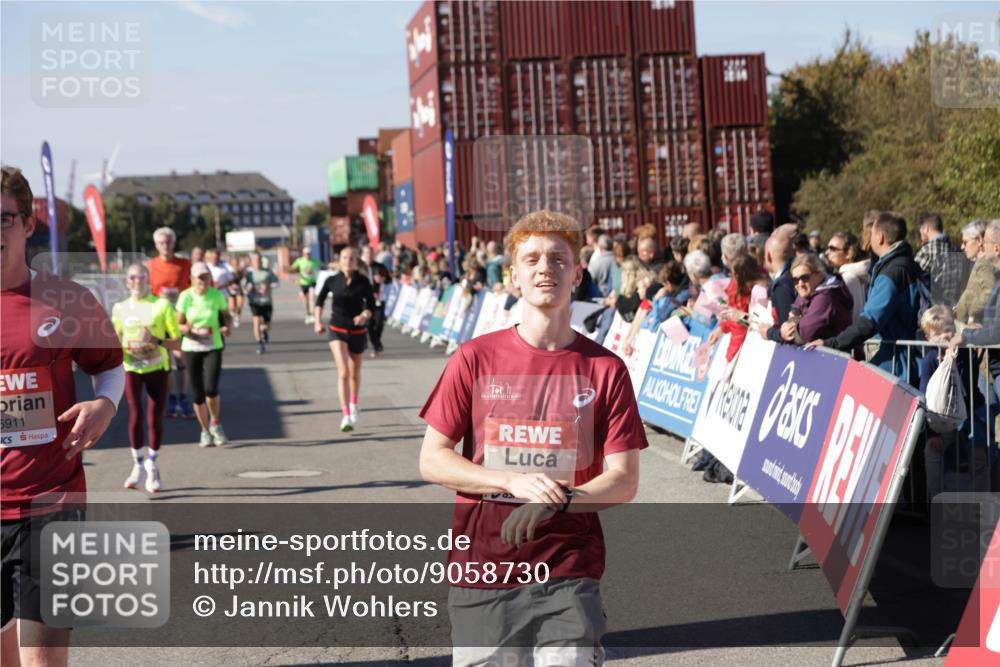 03.10.2025 - Köhlbrandbrückenlauf Jannik Wohlers http://msf.ph/oto/9058730 03.10.2025 13:12:01 Ziel 4100, 4101, 4176, 4468, 4685, 5396, 5426, 5856, 5910, 5911, 5927, 6033, 6048, 6049, 6184, 6763, 6796 meine-sportfotos.de