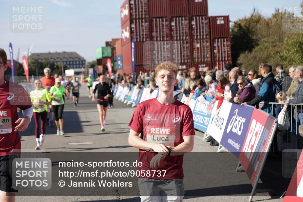03.10.2025 - Köhlbrandbrückenlauf Jannik Wohlers http://msf.ph/oto/9058737 03.10.2025 13:12:02 Ziel 4100, 4101, 4176, 4468, 4685, 5396, 5426, 5856, 5910, 5911, 5927, 6184, 6763, 6796 meine-sportfotos.de