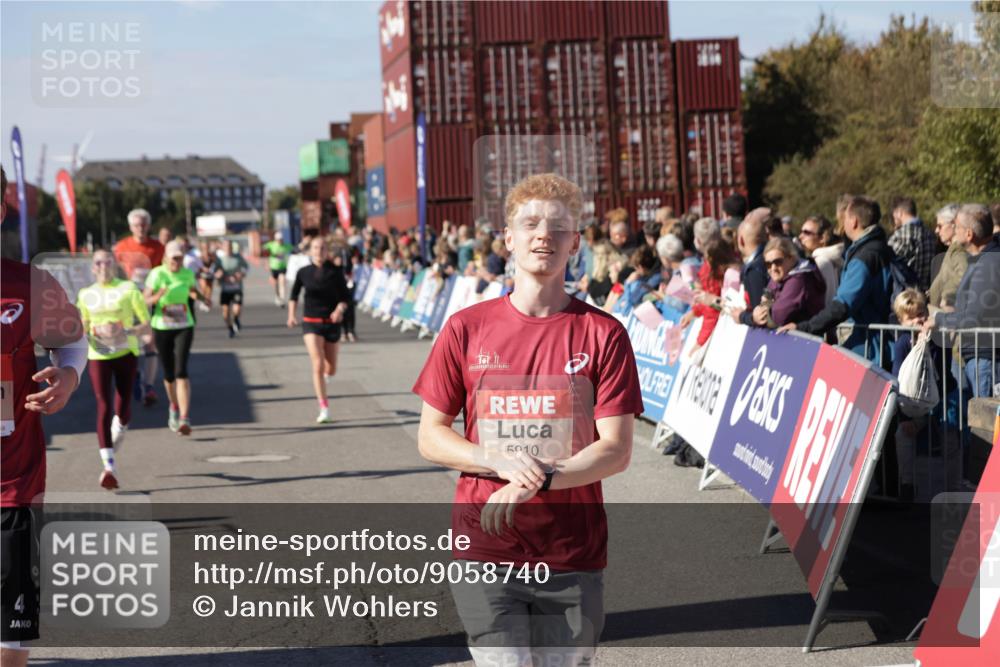 03.10.2025 - Köhlbrandbrückenlauf Jannik Wohlers http://msf.ph/oto/9058740 03.10.2025 13:12:02 Ziel 4100, 4101, 4176, 4468, 4685, 5396, 5426, 5856, 5910, 5911, 5927, 6184, 6763, 6796 meine-sportfotos.de