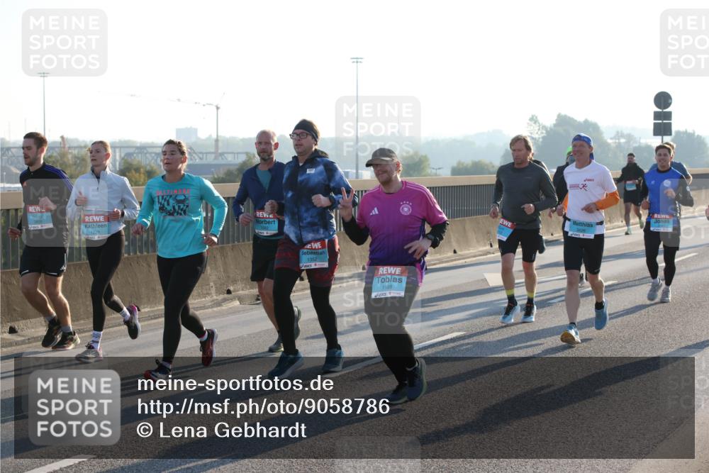 03.10.2025 - Köhlbrandbrückenlauf Lena Gebhardt http://msf.ph/oto/9058786 03.10.2025 09:18:36 Position 1 1229, 1352, 1188, 3426 meine-sportfotos.de