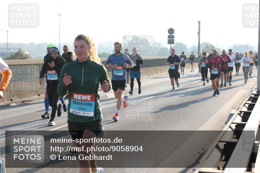 03.10.2025 - Köhlbrandbrückenlauf Lena Gebhardt http://msf.ph/oto/9058904 03.10.2025 09:18:38 Position 1 1559, 1946, 3710 meine-sportfotos.de