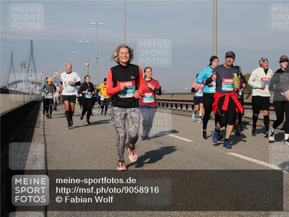 03.10.2025 - Köhlbrandbrückenlauf Fabian Wolf http://msf.ph/oto/9058916 03.10.2025 10:04:36 Position 3 3422, 3240, 1976 meine-sportfotos.de