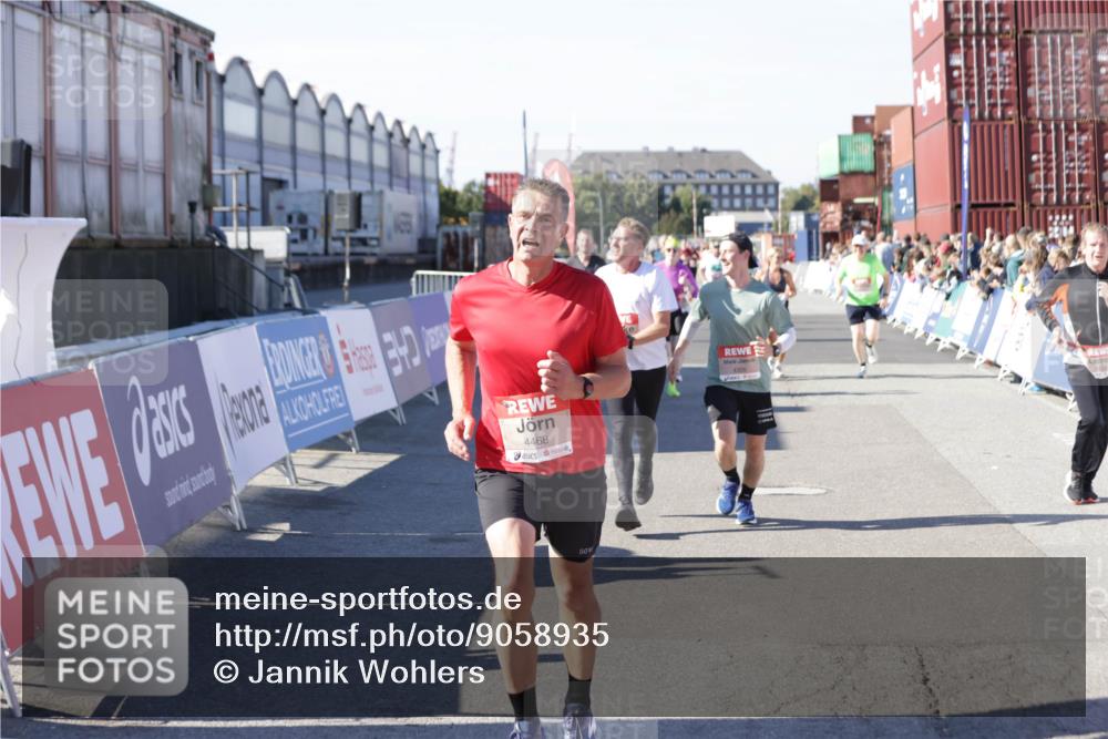 03.10.2025 - Köhlbrandbrückenlauf Jannik Wohlers http://msf.ph/oto/9058935 03.10.2025 13:12:08 Ziel 4176, 4305, 4369, 4468, 4470, 4474, 5644, 5856, 5910, 5911, 5927, 6098, 6121, 6184, 6185 meine-sportfotos.de