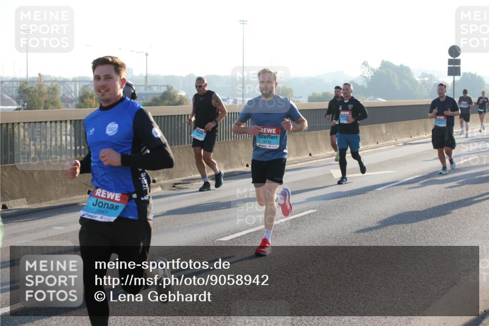 03.10.2025 - Köhlbrandbrückenlauf Lena Gebhardt http://msf.ph/oto/9058942 03.10.2025 09:18:39 Position 1 2947, 3710 meine-sportfotos.de
