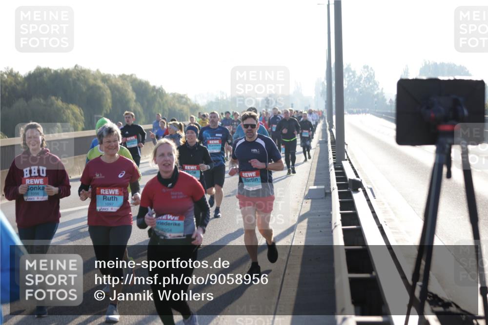 03.10.2025 - Köhlbrandbrückenlauf Jannik Wohlers http://msf.ph/oto/9058956 03.10.2025 09:21:59 Position 3 1098, 1097, 2204 meine-sportfotos.de