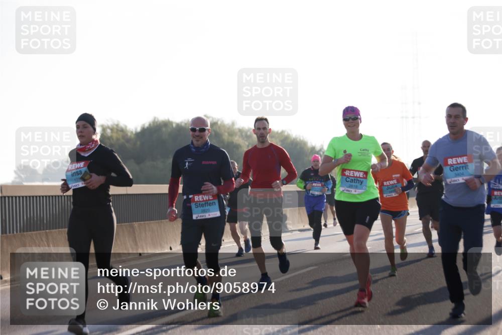 03.10.2025 - Köhlbrandbrückenlauf Jannik Wohlers http://msf.ph/oto/9058974 03.10.2025 09:14:13 Position 3 2820, 2819, 3404 meine-sportfotos.de