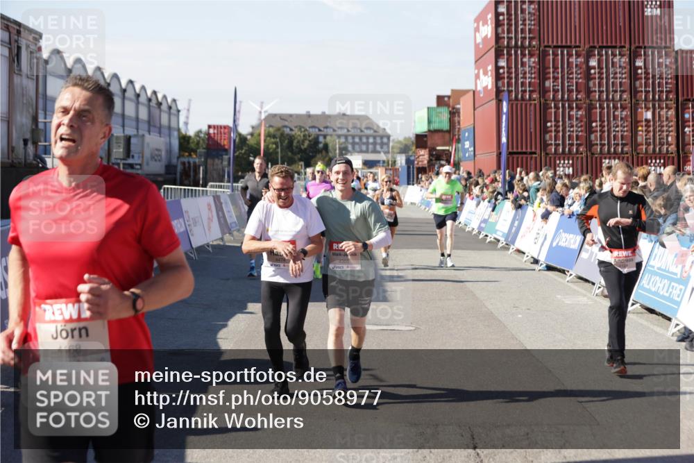 03.10.2025 - Köhlbrandbrückenlauf Jannik Wohlers http://msf.ph/oto/9058977 03.10.2025 13:12:09 Ziel 4176, 4305, 4369, 4468, 4470, 4474, 5644, 5856, 5910, 5911, 5927, 6098, 6121, 6184, 6185 meine-sportfotos.de