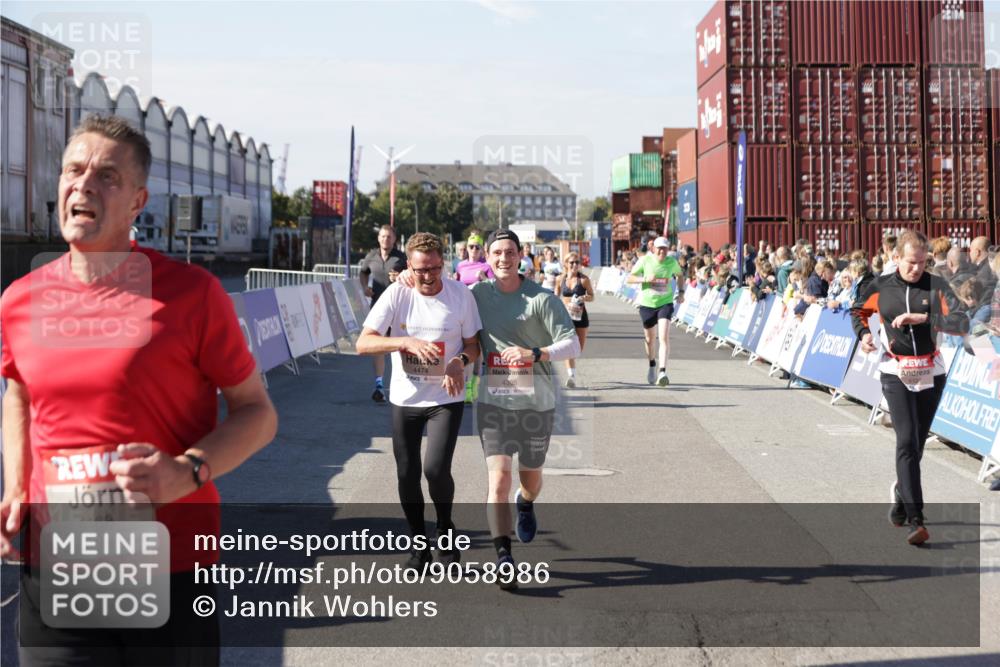 03.10.2025 - Köhlbrandbrückenlauf Jannik Wohlers http://msf.ph/oto/9058986 03.10.2025 13:12:09 Ziel 4176, 4305, 4369, 4468, 4470, 4474, 5644, 5856, 5910, 5911, 5927, 6098, 6121, 6184, 6185 meine-sportfotos.de