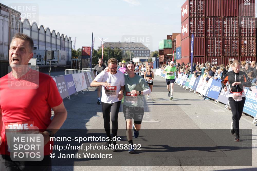 03.10.2025 - Köhlbrandbrückenlauf Jannik Wohlers http://msf.ph/oto/9058992 03.10.2025 13:12:09 Ziel 4176, 4305, 4369, 4468, 4470, 4474, 5644, 5856, 5910, 5911, 5927, 6098, 6121, 6184, 6185 meine-sportfotos.de