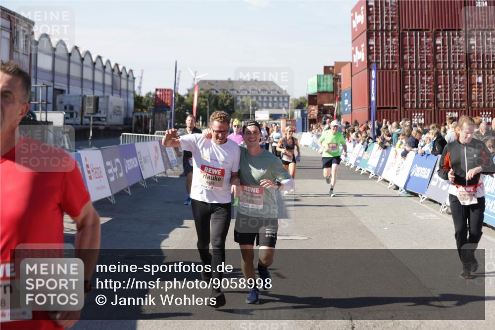 03.10.2025 - Köhlbrandbrückenlauf Jannik Wohlers http://msf.ph/oto/9058998 03.10.2025 13:12:09 Ziel 4176, 4305, 4369, 4468, 4470, 4474, 5644, 5856, 5910, 5911, 5927, 6098, 6121, 6184, 6185 meine-sportfotos.de