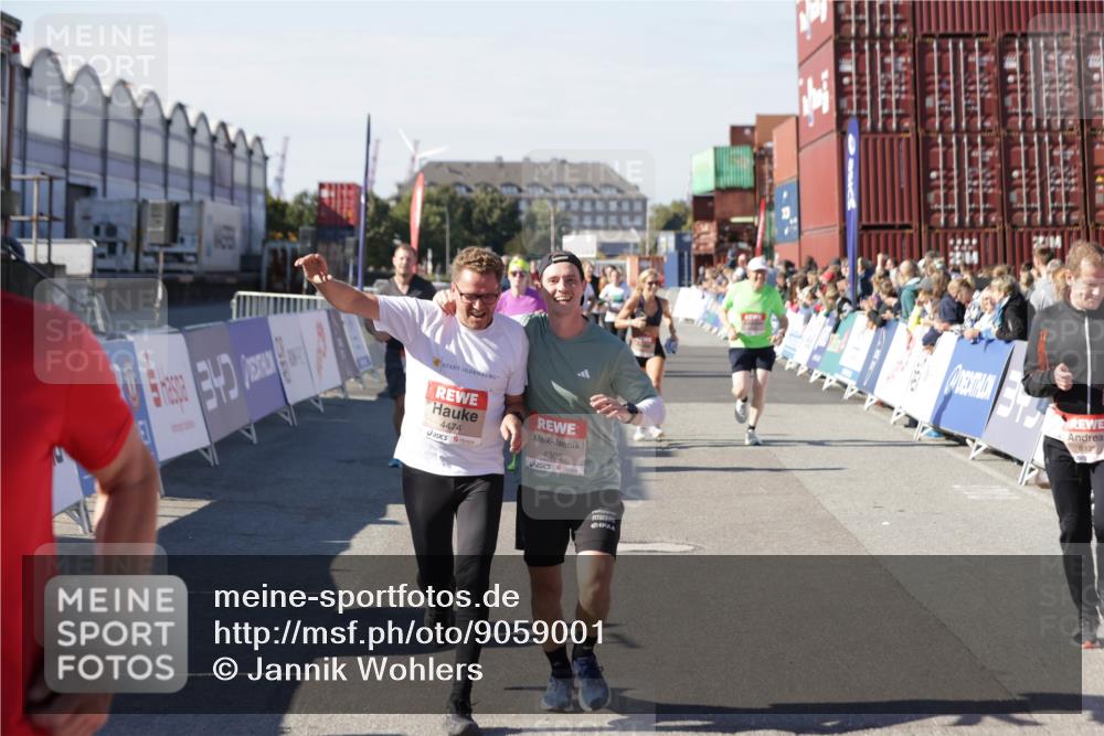 03.10.2025 - Köhlbrandbrückenlauf Jannik Wohlers http://msf.ph/oto/9059001 03.10.2025 13:12:09 Ziel 4176, 4305, 4369, 4468, 4470, 4474, 5644, 5856, 5910, 5911, 5927, 6098, 6121, 6184, 6185 meine-sportfotos.de