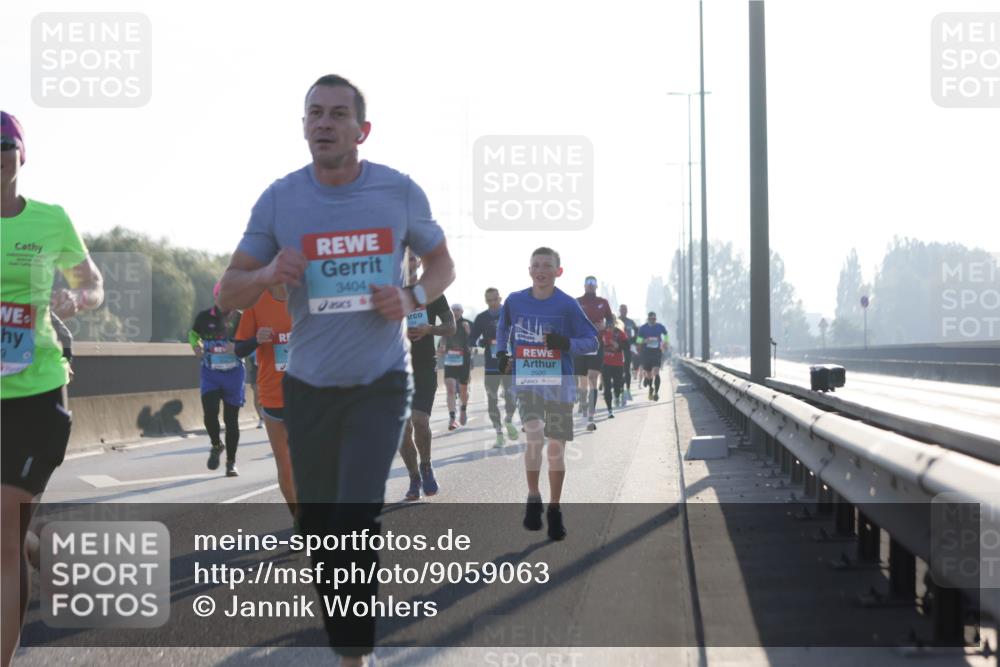 03.10.2025 - Köhlbrandbrückenlauf Jannik Wohlers http://msf.ph/oto/9059063 03.10.2025 09:14:15 Position 3 9, 3404, 2920, 51 meine-sportfotos.de