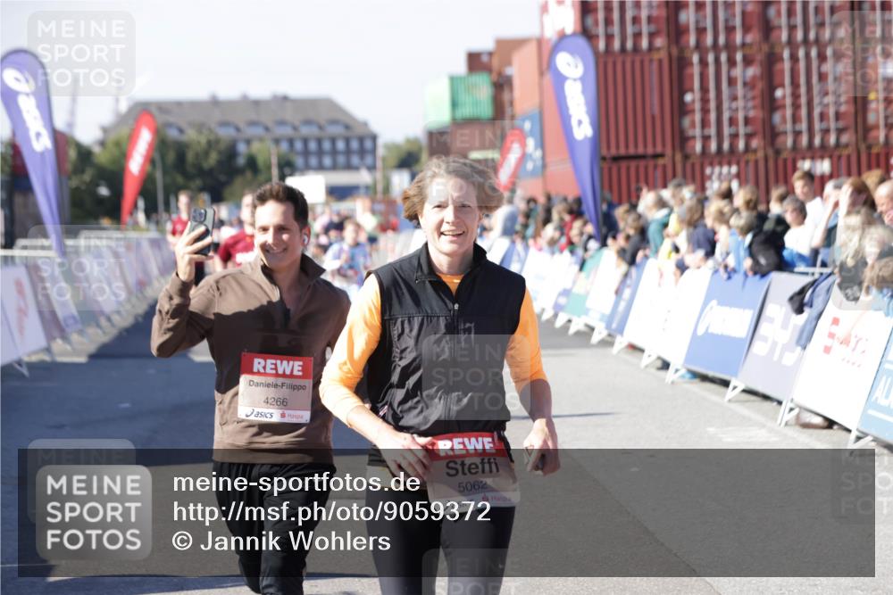 03.10.2025 - Köhlbrandbrückenlauf Jannik Wohlers http://msf.ph/oto/9059372 03.10.2025 13:12:21 Ziel 4266, 4369, 4470, 4656, 4745, 4908, 5062, 5644, 6098, 6185, 6565, 6566 meine-sportfotos.de