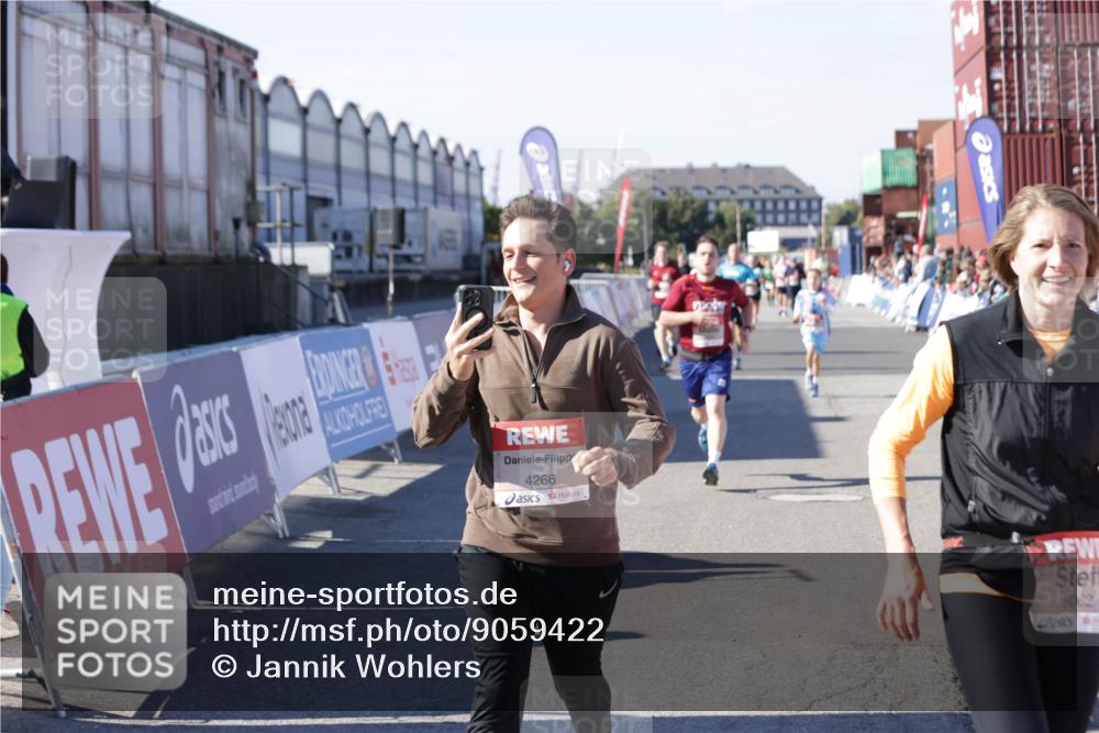 03.10.2025 - Köhlbrandbrückenlauf Jannik Wohlers http://msf.ph/oto/9059422 03.10.2025 13:12:22 Ziel 4266, 4369, 4470, 4656, 4745, 4908, 5062, 5644, 6098, 6185, 6565, 6566 meine-sportfotos.de