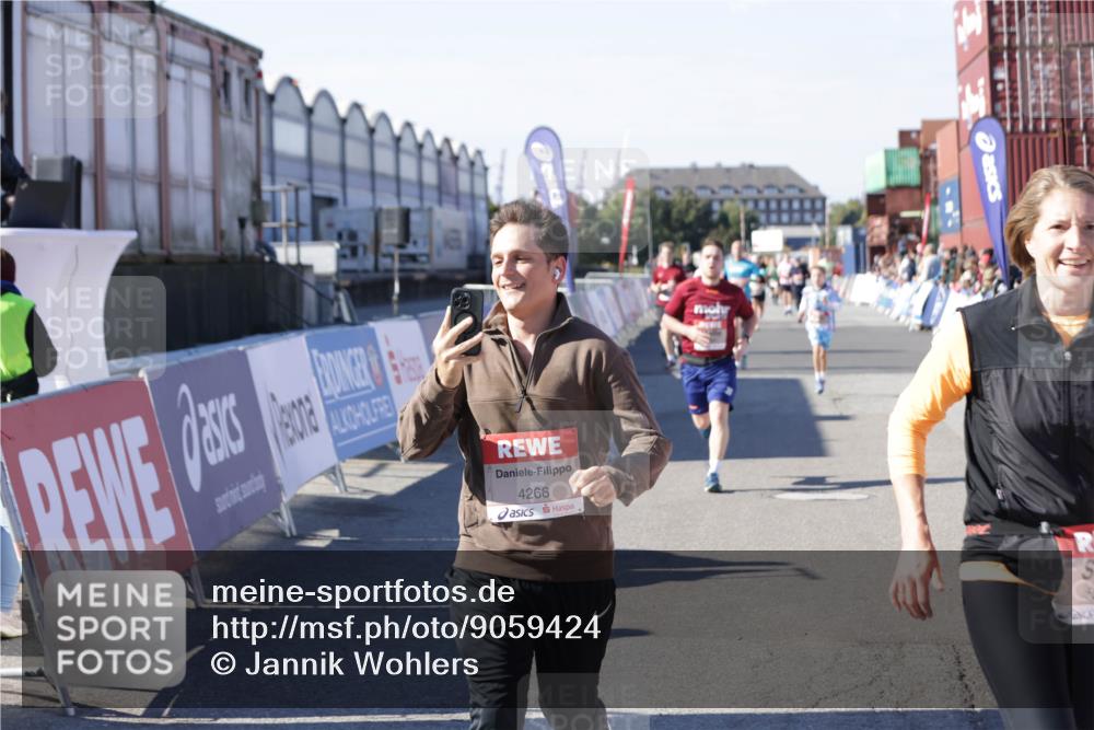 03.10.2025 - Köhlbrandbrückenlauf Jannik Wohlers http://msf.ph/oto/9059424 03.10.2025 13:12:22 Ziel 4266, 4369, 4470, 4656, 4745, 4908, 5062, 5644, 6098, 6185, 6565, 6566 meine-sportfotos.de