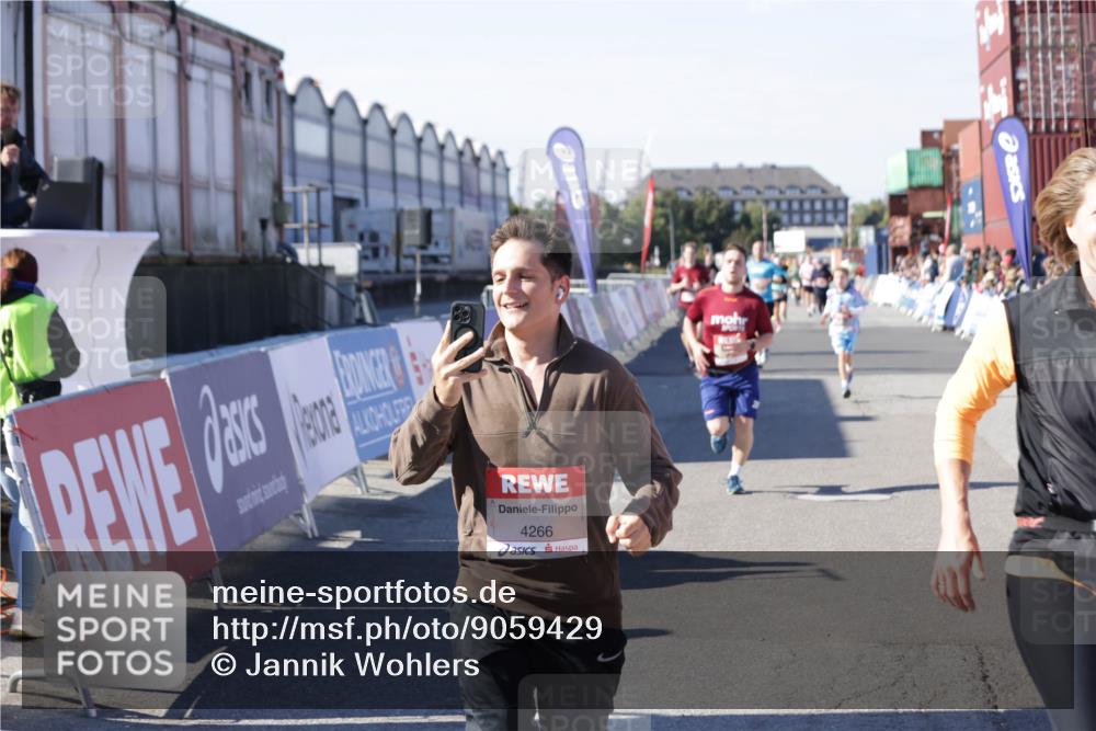 03.10.2025 - Köhlbrandbrückenlauf Jannik Wohlers http://msf.ph/oto/9059429 03.10.2025 13:12:22 Ziel 4266, 4369, 4470, 4656, 4745, 4908, 5062, 5644, 6098, 6185, 6565, 6566 meine-sportfotos.de