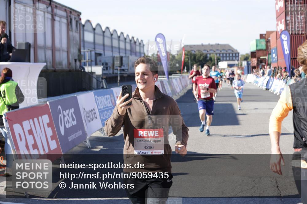 03.10.2025 - Köhlbrandbrückenlauf Jannik Wohlers http://msf.ph/oto/9059435 03.10.2025 13:12:22 Ziel 4266, 4369, 4470, 4656, 4745, 4908, 5062, 5644, 6098, 6185, 6565, 6566 meine-sportfotos.de