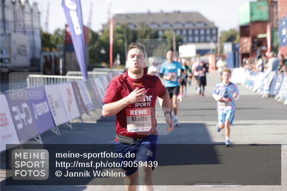 03.10.2025 - Köhlbrandbrückenlauf Jannik Wohlers http://msf.ph/oto/9059439 03.10.2025 13:12:23 Ziel 4189, 4266, 4638, 4656, 4745, 4908, 5062, 5644, 6098, 6185, 6565, 6566 meine-sportfotos.de