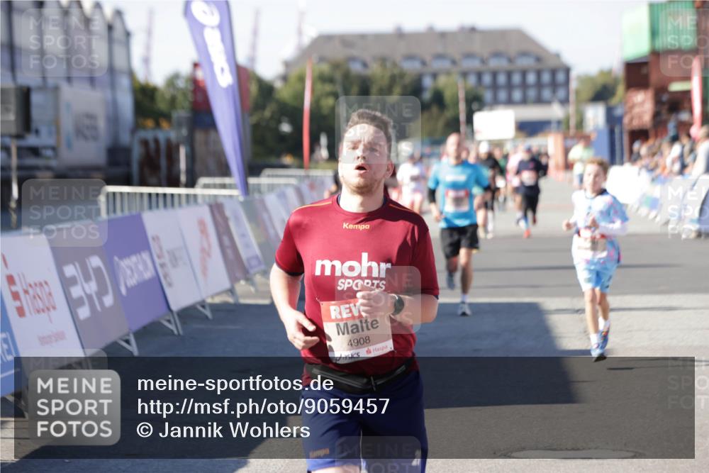03.10.2025 - Köhlbrandbrückenlauf Jannik Wohlers http://msf.ph/oto/9059457 03.10.2025 13:12:23 Ziel 4189, 4266, 4638, 4656, 4745, 4908, 5062, 5644, 6098, 6185, 6565, 6566 meine-sportfotos.de