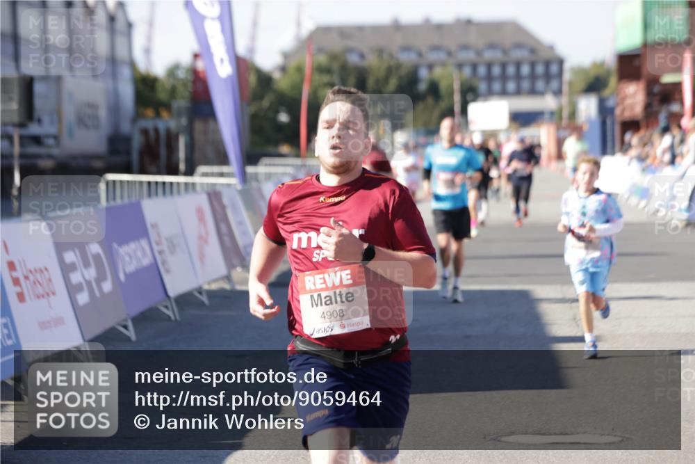 03.10.2025 - Köhlbrandbrückenlauf Jannik Wohlers http://msf.ph/oto/9059464 03.10.2025 13:12:23 Ziel 4189, 4266, 4638, 4656, 4745, 4908, 5062, 5644, 6098, 6185, 6565, 6566 meine-sportfotos.de