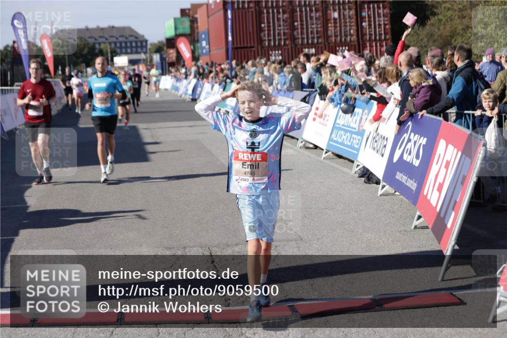 03.10.2025 - Köhlbrandbrückenlauf Jannik Wohlers http://msf.ph/oto/9059500 03.10.2025 13:12:27 Ziel 4189, 4266, 4638, 4656, 4700, 4745, 4908, 4973, 5062, 6565, 6566 meine-sportfotos.de