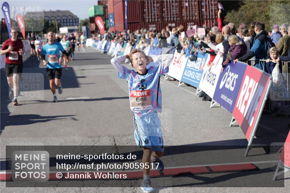 03.10.2025 - Köhlbrandbrückenlauf Jannik Wohlers http://msf.ph/oto/9059517 03.10.2025 13:12:27 Ziel 4189, 4266, 4638, 4656, 4700, 4745, 4908, 4973, 5062, 6565, 6566 meine-sportfotos.de