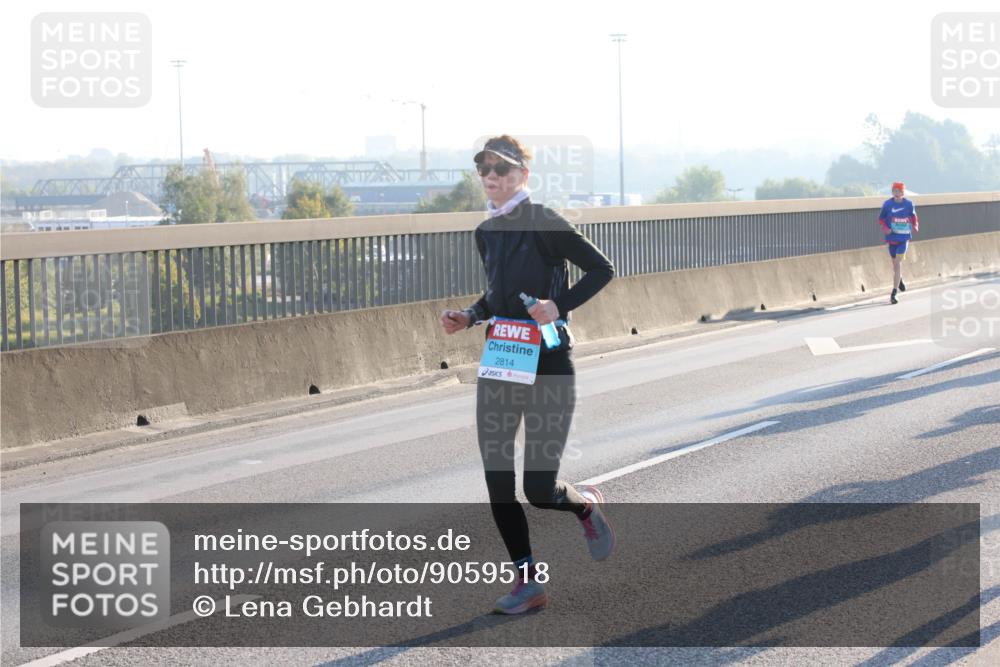 03.10.2025 - Köhlbrandbrückenlauf Lena Gebhardt http://msf.ph/oto/9059518 03.10.2025 09:18:52 Position 1 2814 meine-sportfotos.de