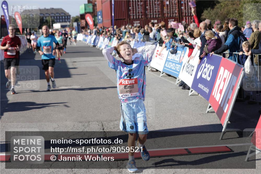 03.10.2025 - Köhlbrandbrückenlauf Jannik Wohlers http://msf.ph/oto/9059521 03.10.2025 13:12:27 Ziel 4189, 4266, 4638, 4656, 4700, 4745, 4908, 4973, 5062, 6565, 6566 meine-sportfotos.de