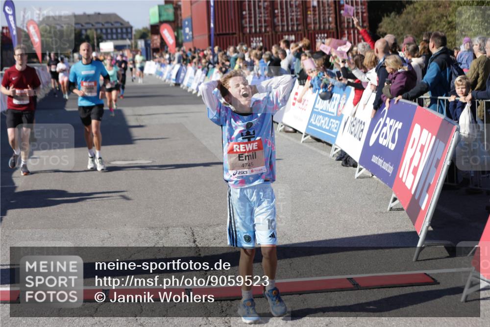 03.10.2025 - Köhlbrandbrückenlauf Jannik Wohlers http://msf.ph/oto/9059523 03.10.2025 13:12:27 Ziel 4189, 4266, 4638, 4656, 4700, 4745, 4908, 4973, 5062, 6565, 6566 meine-sportfotos.de