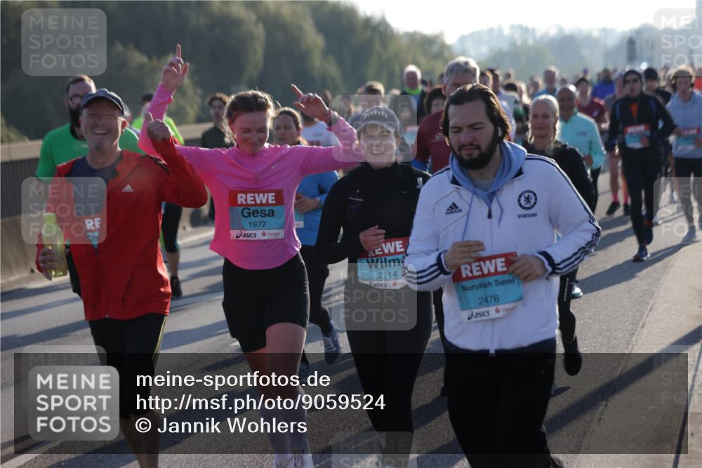 03.10.2025 - Köhlbrandbrückenlauf Jannik Wohlers http://msf.ph/oto/9059524 03.10.2025 09:22:16 Position 3 1977, 2114, 2476 meine-sportfotos.de