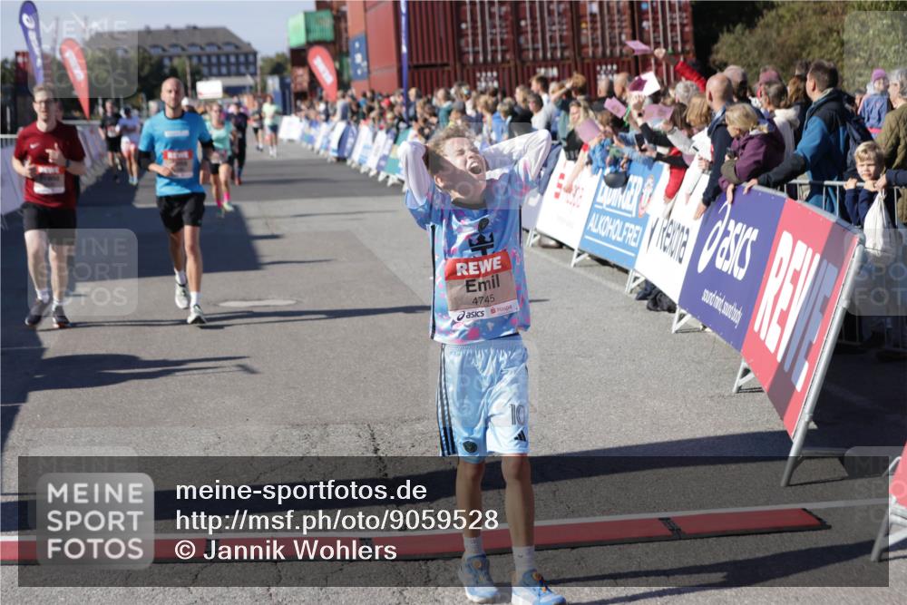 03.10.2025 - Köhlbrandbrückenlauf Jannik Wohlers http://msf.ph/oto/9059528 03.10.2025 13:12:27 Ziel 4189, 4266, 4638, 4656, 4700, 4745, 4908, 4973, 5062, 6565, 6566 meine-sportfotos.de