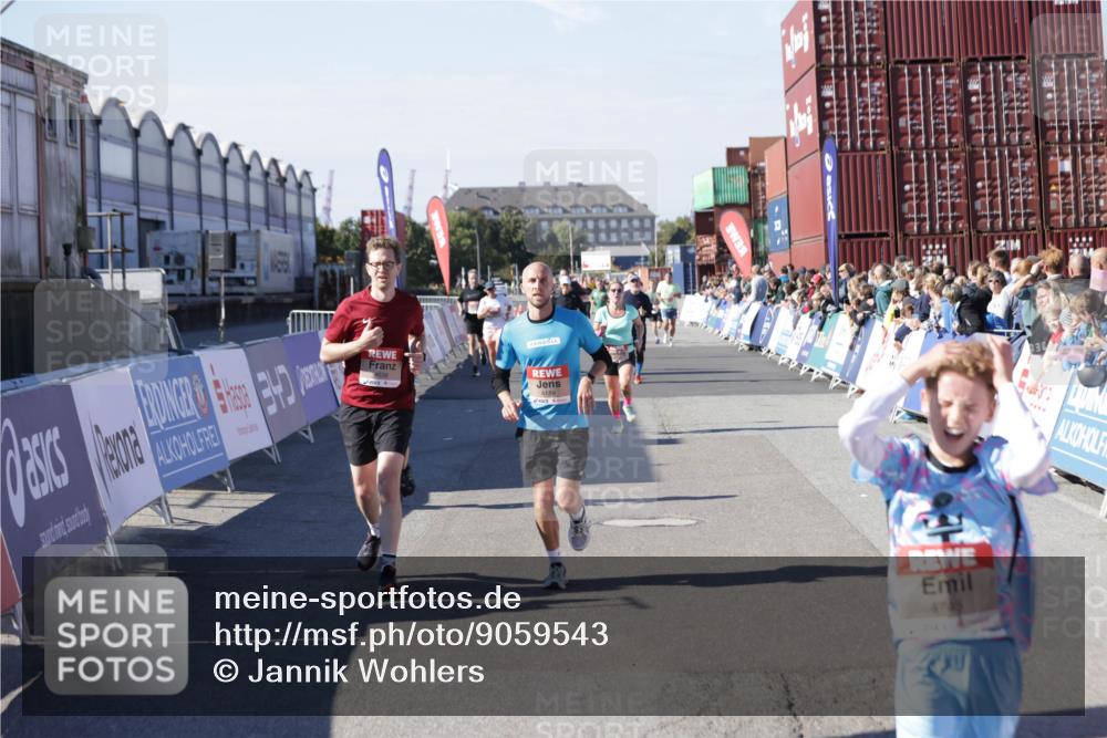 03.10.2025 - Köhlbrandbrückenlauf Jannik Wohlers http://msf.ph/oto/9059543 03.10.2025 13:12:28 Ziel 4189, 4266, 4638, 4700, 4745, 4908, 4973, 5062, 6565, 6566 meine-sportfotos.de