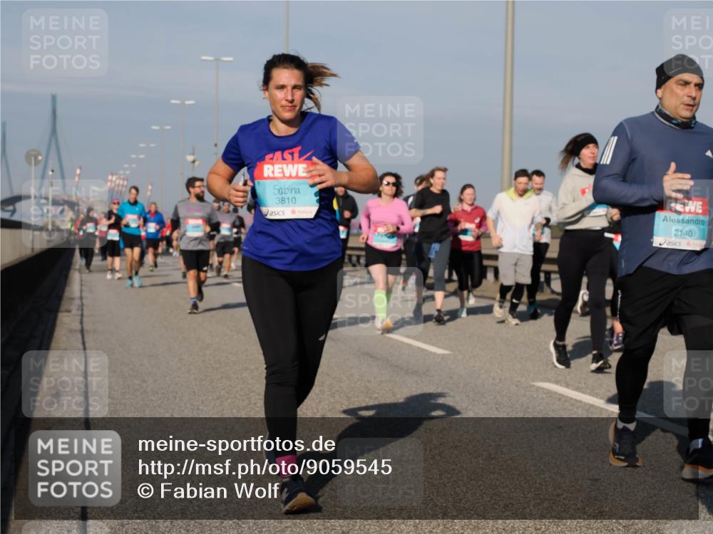 03.10.2025 - Köhlbrandbrückenlauf Fabian Wolf http://msf.ph/oto/9059545 03.10.2025 10:04:52 Position 3 3810, 2140 meine-sportfotos.de