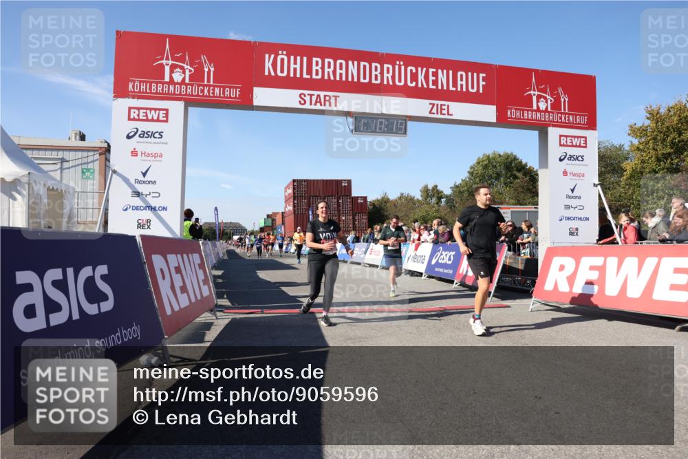 03.10.2025 - Köhlbrandbrückenlauf Lena Gebhardt http://msf.ph/oto/9059596 03.10.2025 13:10:19 Ziel 4147, 4343, 4364, 4479, 4683, 4710, 4774, 4822, 5029, 6587, 6813 meine-sportfotos.de