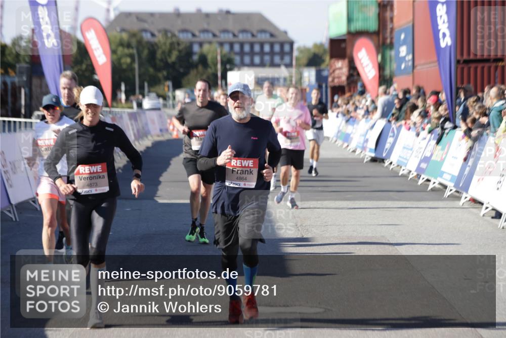 03.10.2025 - Köhlbrandbrückenlauf Jannik Wohlers http://msf.ph/oto/9059781 03.10.2025 13:12:34 Ziel 4189, 4609, 4638, 4700, 4745, 4858, 4864, 4873, 4973, 5874, 6466, 6588 meine-sportfotos.de