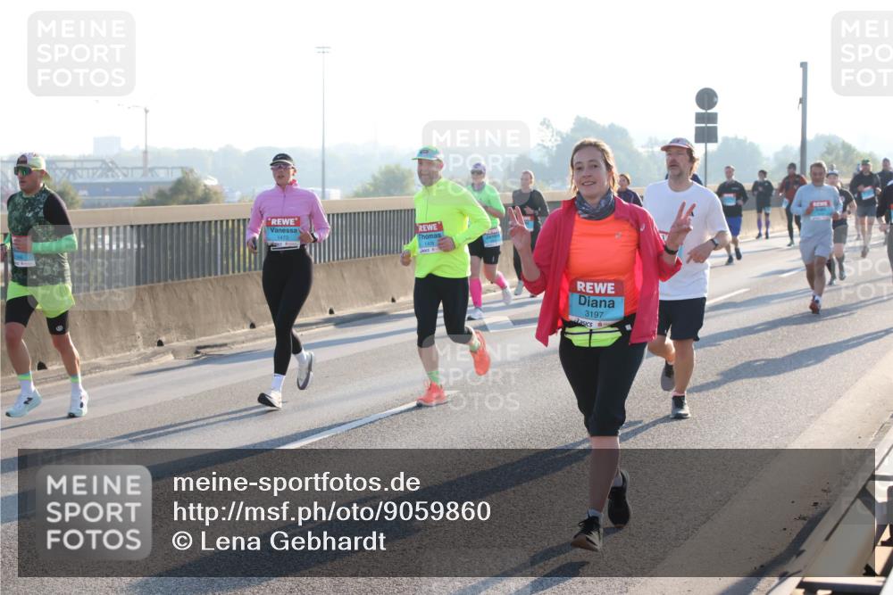 03.10.2025 - Köhlbrandbrückenlauf Lena Gebhardt http://msf.ph/oto/9059860 03.10.2025 09:19:02 Position 1 1473, 1409, 3197 meine-sportfotos.de