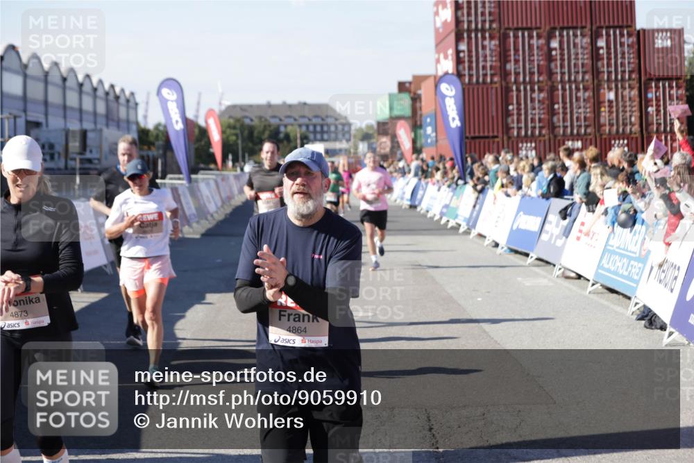 03.10.2025 - Köhlbrandbrückenlauf Jannik Wohlers http://msf.ph/oto/9059910 03.10.2025 13:12:36 Ziel 4048, 4189, 4609, 4638, 4700, 4745, 4858, 4864, 4873, 4973, 5874, 6466, 6588 meine-sportfotos.de