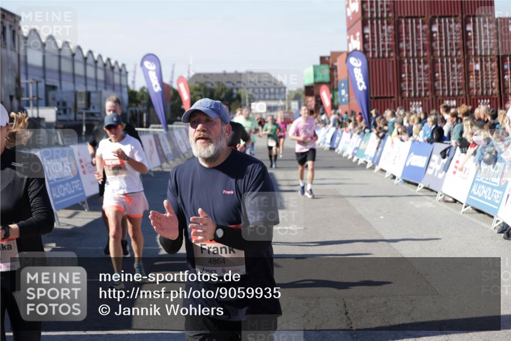 03.10.2025 - Köhlbrandbrückenlauf Jannik Wohlers http://msf.ph/oto/9059935 03.10.2025 13:12:36 Ziel 4048, 4189, 4609, 4638, 4700, 4745, 4858, 4864, 4873, 4973, 5874, 6466, 6588 meine-sportfotos.de