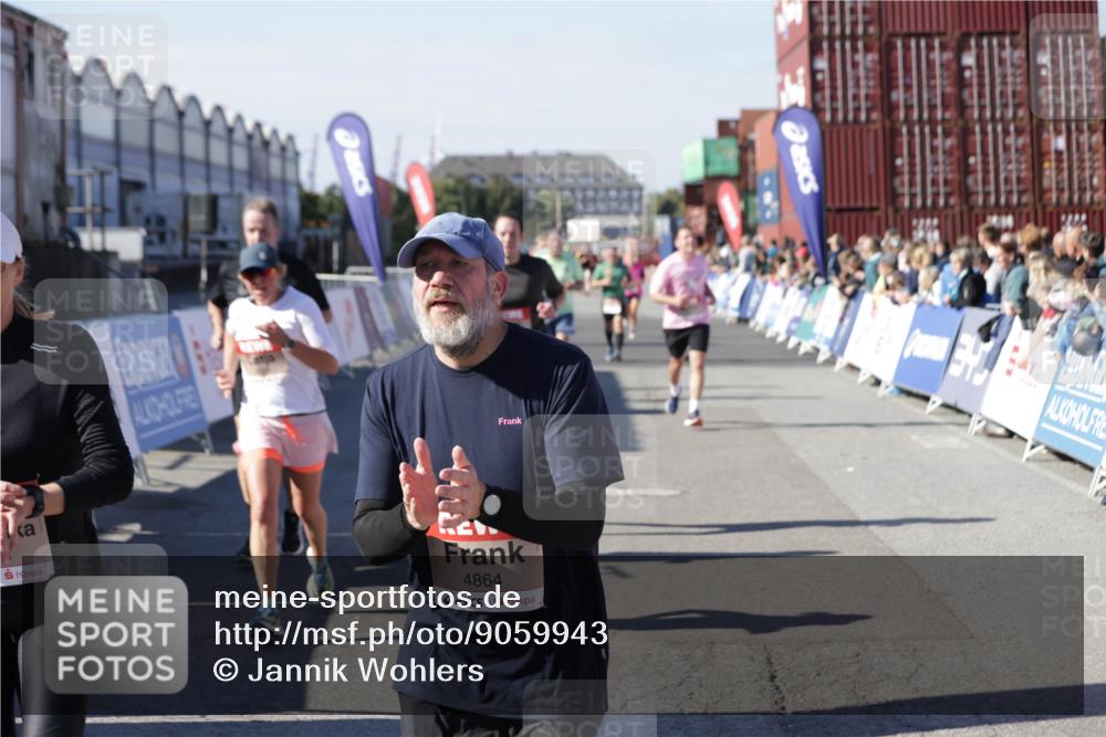 03.10.2025 - Köhlbrandbrückenlauf Jannik Wohlers http://msf.ph/oto/9059943 03.10.2025 13:12:37 Ziel 4048, 4189, 4391, 4392, 4609, 4638, 4700, 4858, 4864, 4873, 4973, 5874, 6466, 6588 meine-sportfotos.de