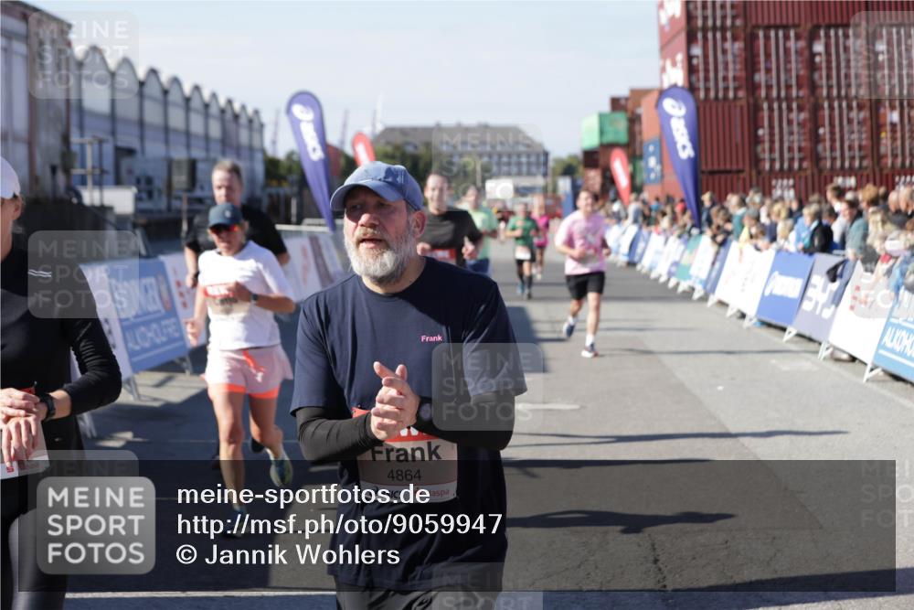 03.10.2025 - Köhlbrandbrückenlauf Jannik Wohlers http://msf.ph/oto/9059947 03.10.2025 13:12:37 Ziel 4048, 4189, 4391, 4392, 4609, 4638, 4700, 4858, 4864, 4873, 4973, 5874, 6466, 6588 meine-sportfotos.de