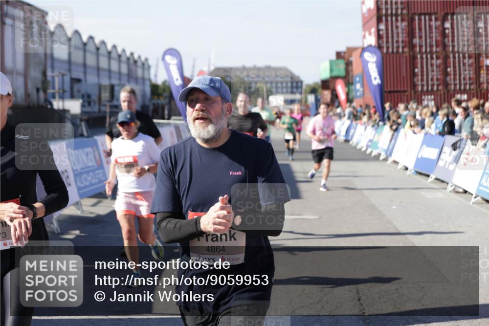 03.10.2025 - Köhlbrandbrückenlauf Jannik Wohlers http://msf.ph/oto/9059953 03.10.2025 13:12:37 Ziel 4048, 4189, 4391, 4392, 4609, 4638, 4700, 4858, 4864, 4873, 4973, 5874, 6466, 6588 meine-sportfotos.de
