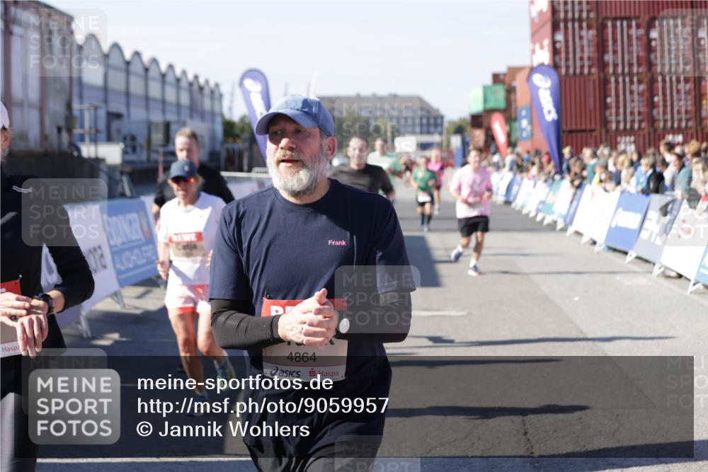 03.10.2025 - Köhlbrandbrückenlauf Jannik Wohlers http://msf.ph/oto/9059957 03.10.2025 13:12:37 Ziel 4048, 4189, 4391, 4392, 4609, 4638, 4700, 4858, 4864, 4873, 4973, 5874, 6466, 6588 meine-sportfotos.de